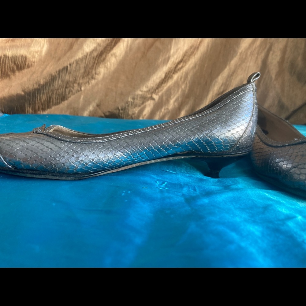 Kate Spade metallic silver ballet slippers w/heel - Picture 3 of 16